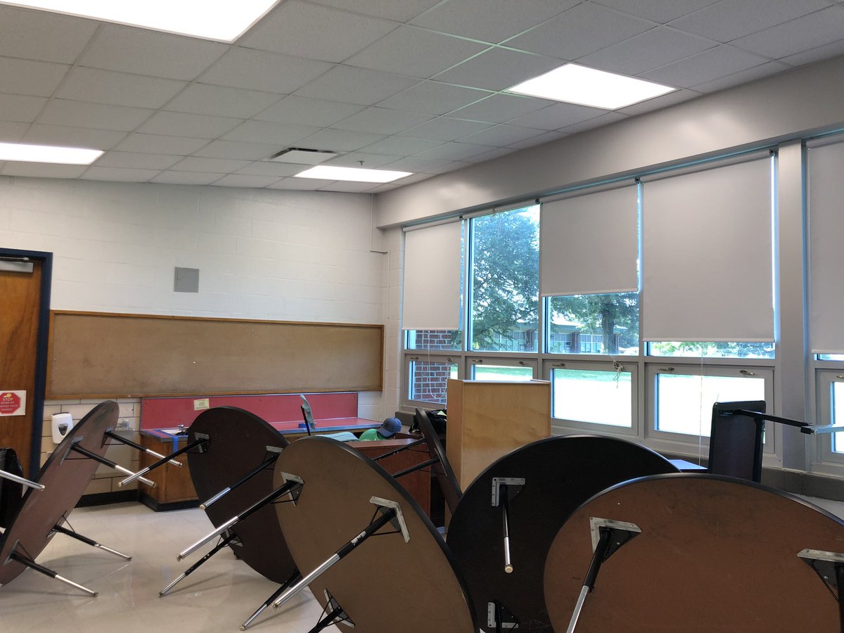 LindsayMarsee's tweet photo. Classroom Glow-Up (Before) #beforeandafter #classroomdecor #WelcomeBack #WeAreJCPS #Zone1derful #MedoraMagic https://t.co/rrZPmDSlut