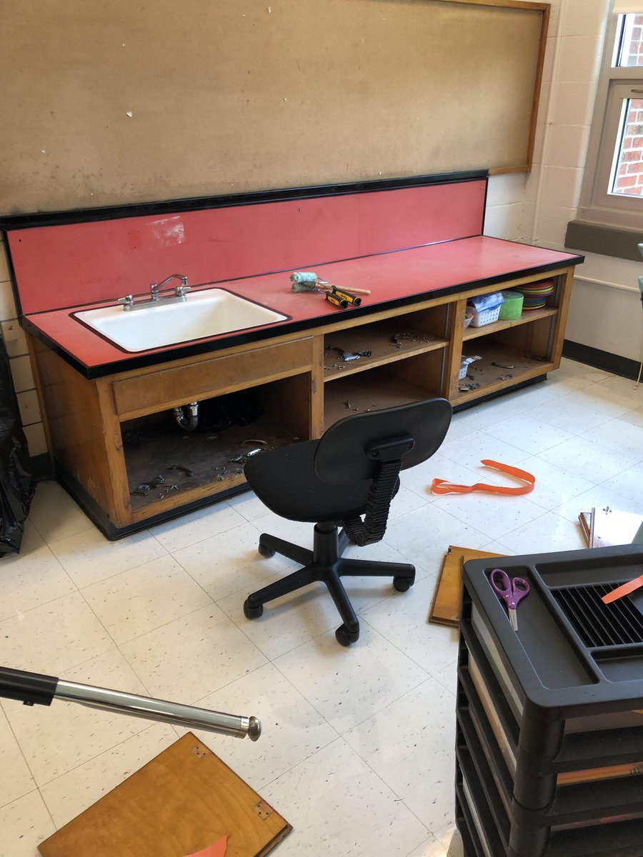 LindsayMarsee's tweet photo. Classroom Glow-Up (Before) #beforeandafter #classroomdecor #WelcomeBack #WeAreJCPS #Zone1derful #MedoraMagic https://t.co/rrZPmDSlut