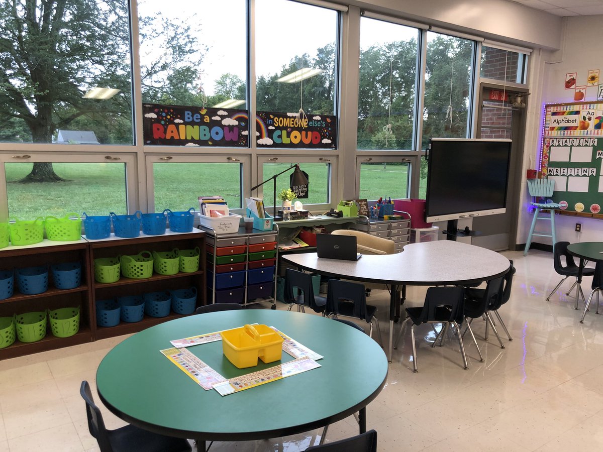 LindsayMarsee's tweet photo. Classroom Glow-Up (After Part I) #beforeandafter #classroomdecor #WelcomeBack #WeAreJCPS #Zone1derful #MedoraMagic https://t.co/9Q5wDv3t3d