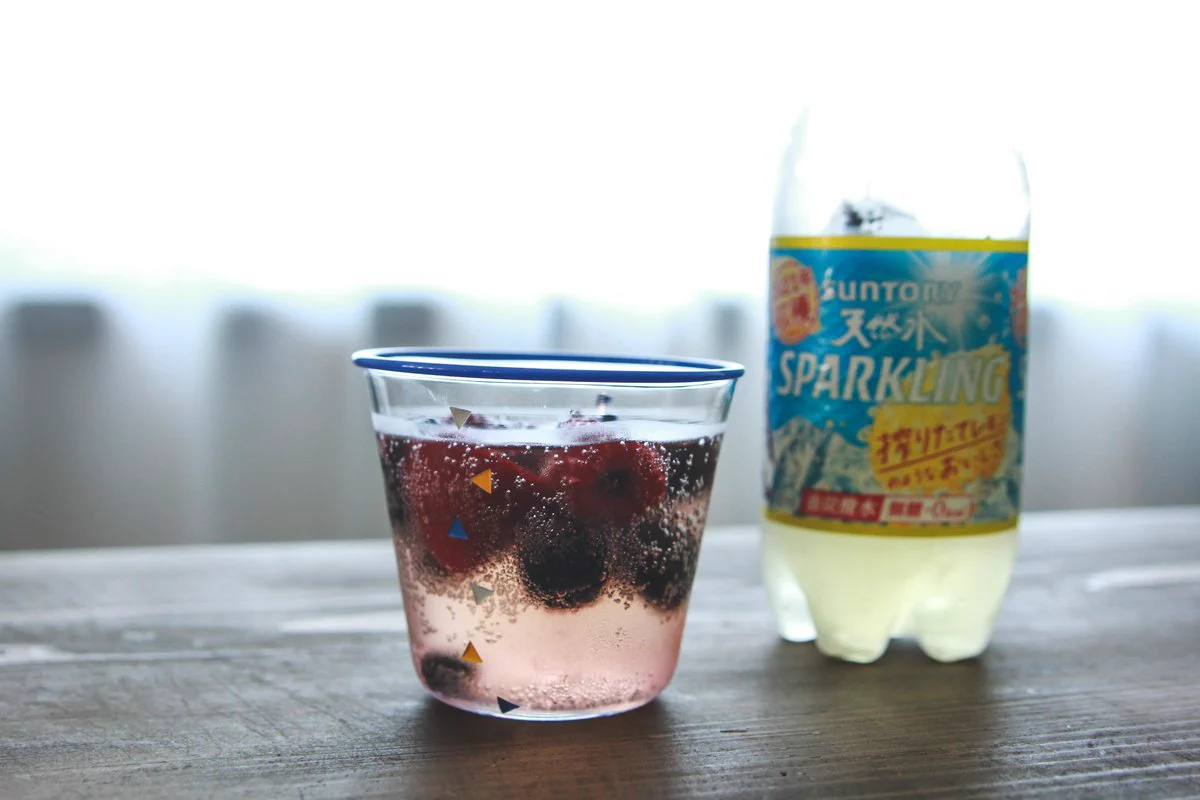 見た目も涼しげで夏にぴったりそう！炭酸水×紅茶のとっても美味しそうなドリンクレシピ！