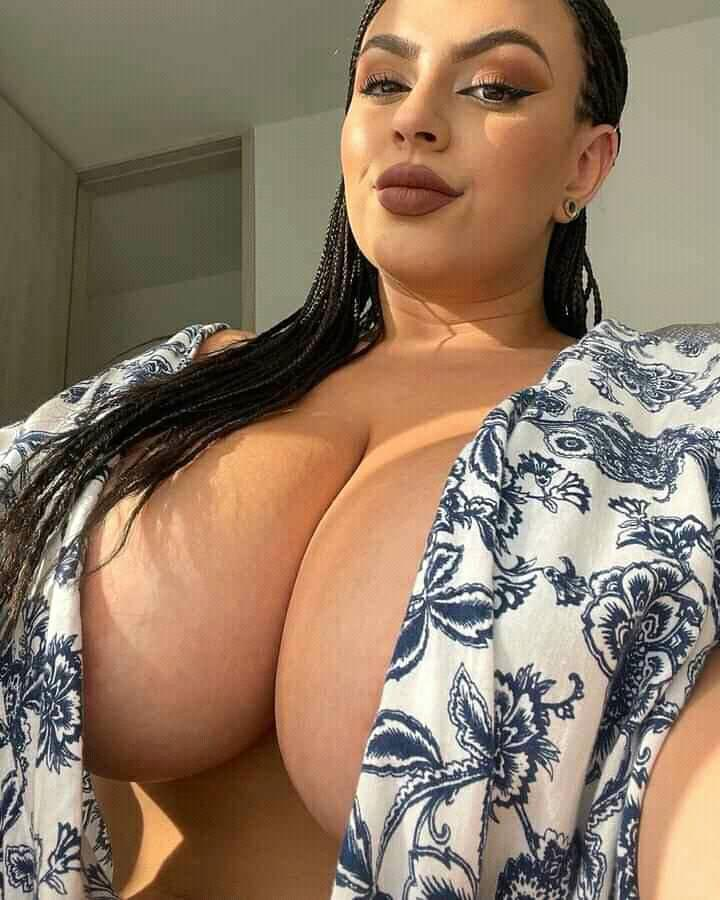 ricmelmel's tweet photo. #busty #bigboobs #bigtits #peitos #peitao #seios #tetas #hugeboobs #hugetits #hugeknockers #decote #cleavage #lowcut #deepcleavage #brabuster #bigbreastedbeauty #NoBra #sutiapraque #braless https://t.co/sKiAUP9Af5