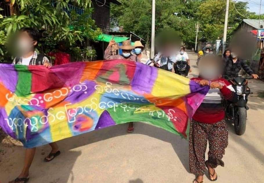 AyeThidaAung17's tweet photo. Residents in #KyaukSe Tsp,#Mandalay Region marched to against Military Regime. 
LEGALIZATION OF NUG
#WhatsHappeningInMyanmar 
#Aug10Coup https://t.co/58khMKk3en