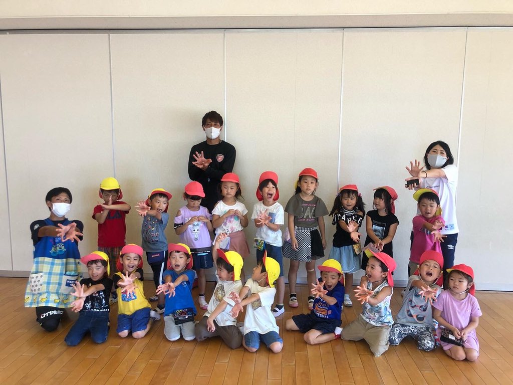 fortunaoyama's tweet photo. 【スクール情報】
本日、社会福祉法人 洗心会 こばと保育園にて���長クラスのサッカー教室を室内ホールにて実施しました!
みんなで最後はかめはめ波〜🌀
#fccasa #カーザ #小山市 #こばと保育園 #サッカー教室 #2021シーズン #ヨネックス #小山に世界一の家族を #AllForOYAMA #マチを赤く染めよう https://t.co/7Wx8mfFboW