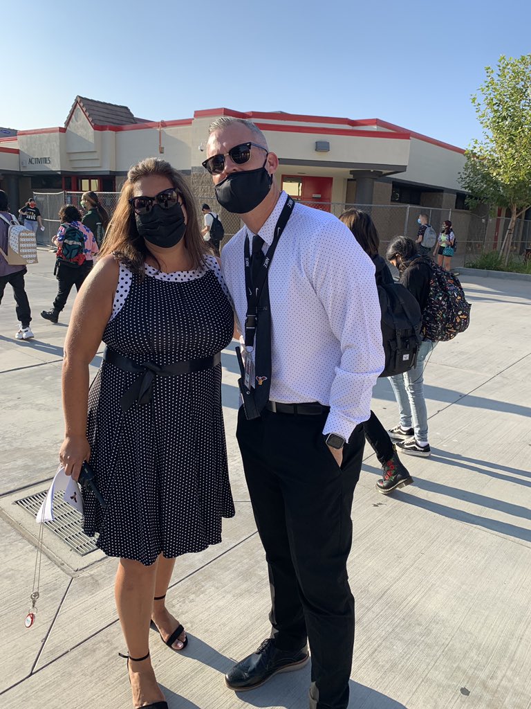 EtiwandaRed's tweet photo. Dress to impress at the E!! :) https://t.co/rILLi7nWjq