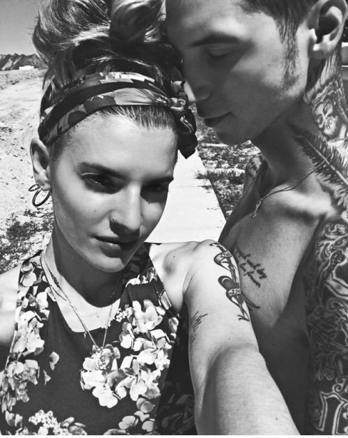 #Rolbandchella21

—Comparte en sus redes una foto de ella junto a <a href="/AndrwB/">Andrew</a>, que se habían tomado horas atrás durante una caminata por el campamento del festival.—