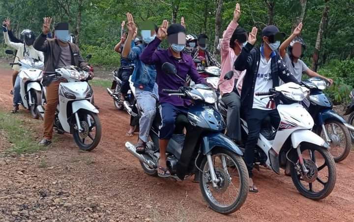 MayMyat13985473's tweet photo. Youths in Mawlamyine, Mon State marched on their motorcycles by raising three fingers salute to uproot the Genocidal Military Junta.

LEGALIZATION OF NUG
#Aug10Coup
#WhatsHappeningInMyanmar https://t.co/hqEvfjbpT5