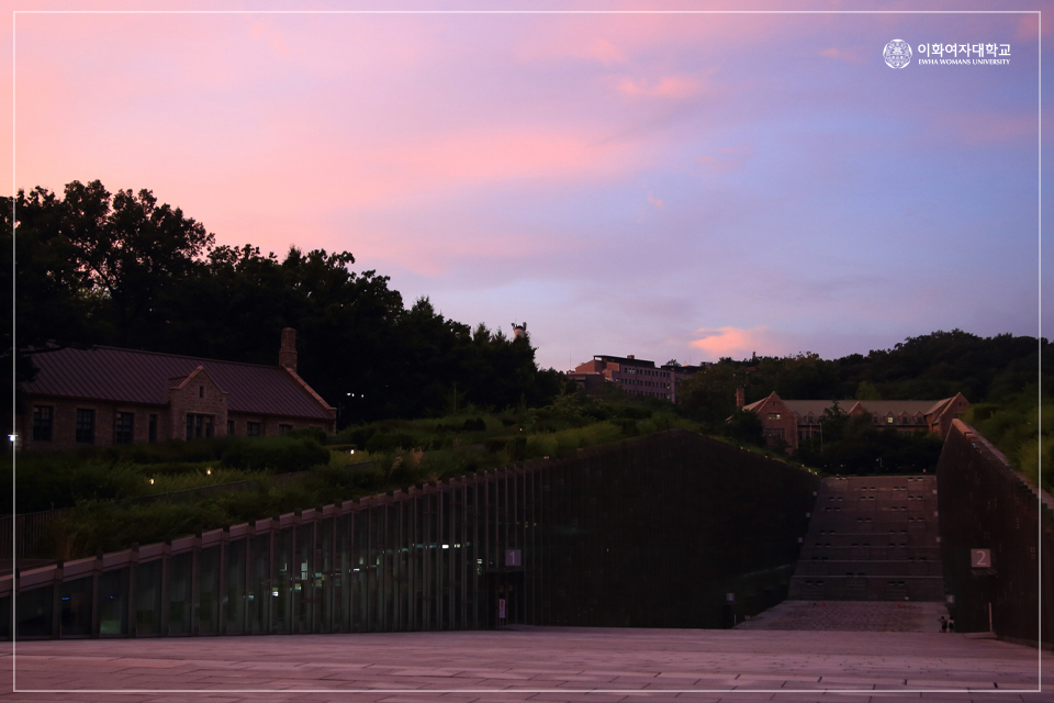EwhaWomansUniv's tweet photo. [Yesterday’s Ewha Cam] Summer night sunset in Ewha (feat. Professor Kyu Ho Hwang from Department of Education) 

#beautiful_sunset #beautiful_campus_at_night #the_colors_of_the_sky #Ewhawomansuniversity #EWHA #UNIV https://t.co/aT6BizTQFa