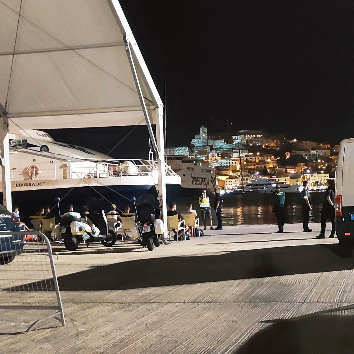 Gerardoarcon's tweet photo. Llegada de inmigrantes con @salvamentomaritimo al Puerto de Eivissa , se colabora con @CNP y con @guardiacivil062.
#sentelport
#portdeeivissa
@PortsdeBalears
@puertosestado
#PolíciaPortuaria
#portpolice https://t.co/KDxcruFvM8