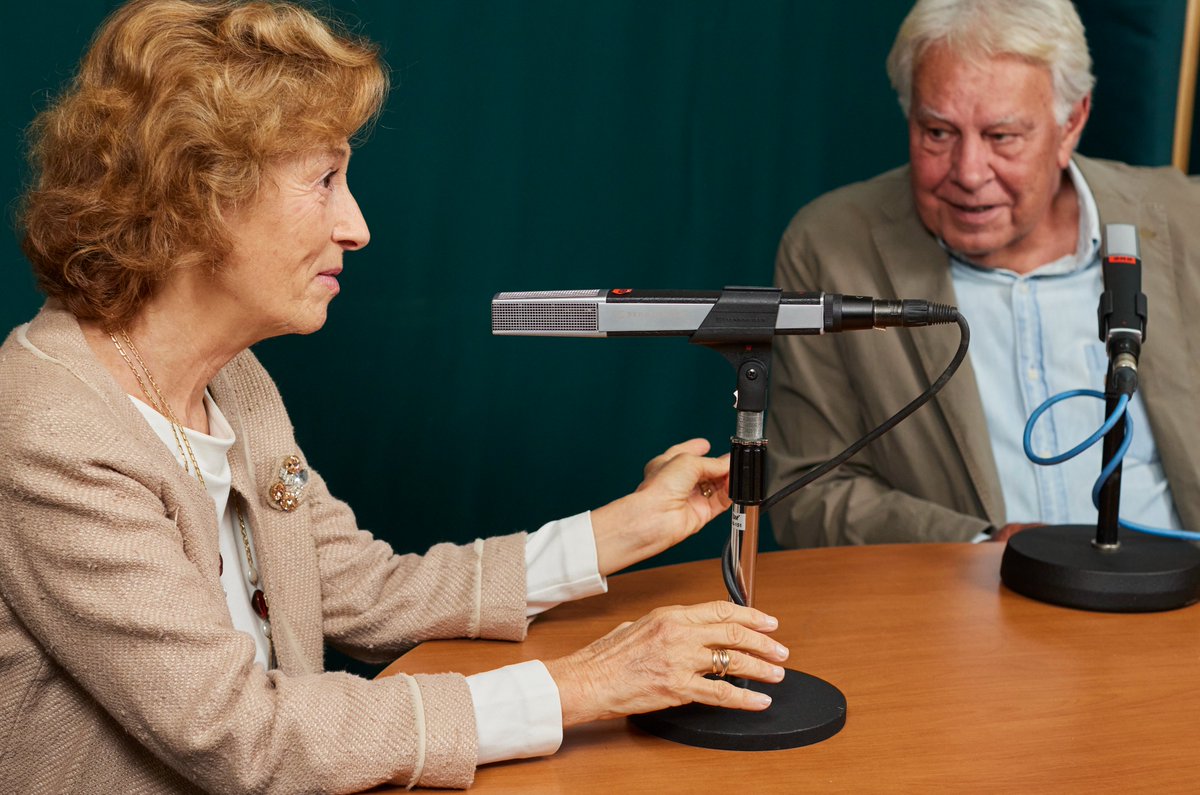 PodimoSpain's tweet photo. 💬 En el último episodio de 'Sintonías infrecuentes' Julia Navarro afirma “En estos momentos que alguien se atreva a hablar con libertad comienza a ser casi noticia" elogiando a Felipe González por sus conversaciones anteriores https://t.co/zgWurszi6m #escúchaloenPodimo https://t.co/uryzVbriJL