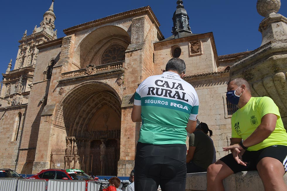elmirondesoria's tweet photo. La Vuelta, en El Burgo. @BurgoOsma @bea_elburgo @sorianitelaimag  @dipsoria @PcElburgo @lavuelta 
https://t.co/UoJMmudKzV https://t.co/UBU8af2fTA