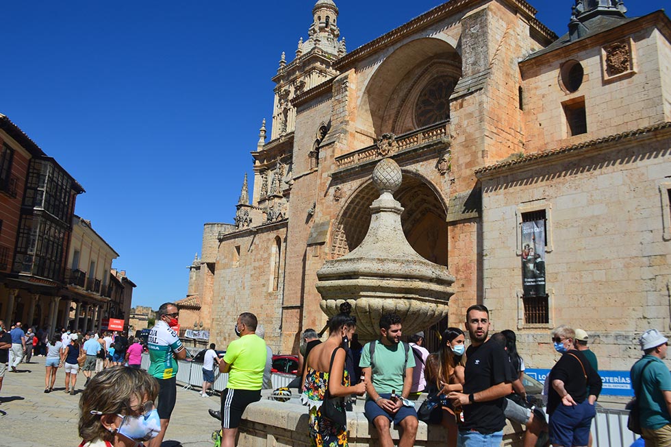 elmirondesoria's tweet photo. La Vuelta, en El Burgo. @BurgoOsma @bea_elburgo @sorianitelaimag  @dipsoria @PcElburgo @lavuelta 
https://t.co/UoJMmudKzV https://t.co/UBU8af2fTA