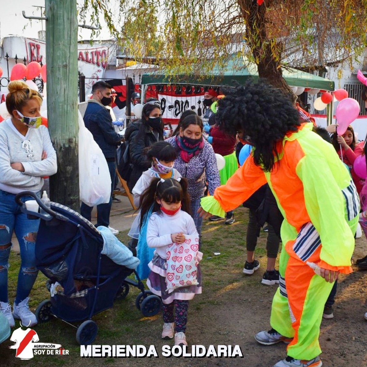movsoyderiver's tweet photo. 🙌🏻 ¡𝗚𝗥𝗔𝗖𝗜𝗔𝗦 𝗔 𝗧𝗢𝗗𝗢𝗦!
Desde @movsoyderiver queremos agradecer a todos los que colaboraron con nosotros e hicieron posible que muchos chicos pasen un día feliz.
•
❤️ Gracias por ayudarnos a ayudar. Vamos siempre por más.
•
#soyderiver #meriendasolidaria https://t.co/ENENF03WTc