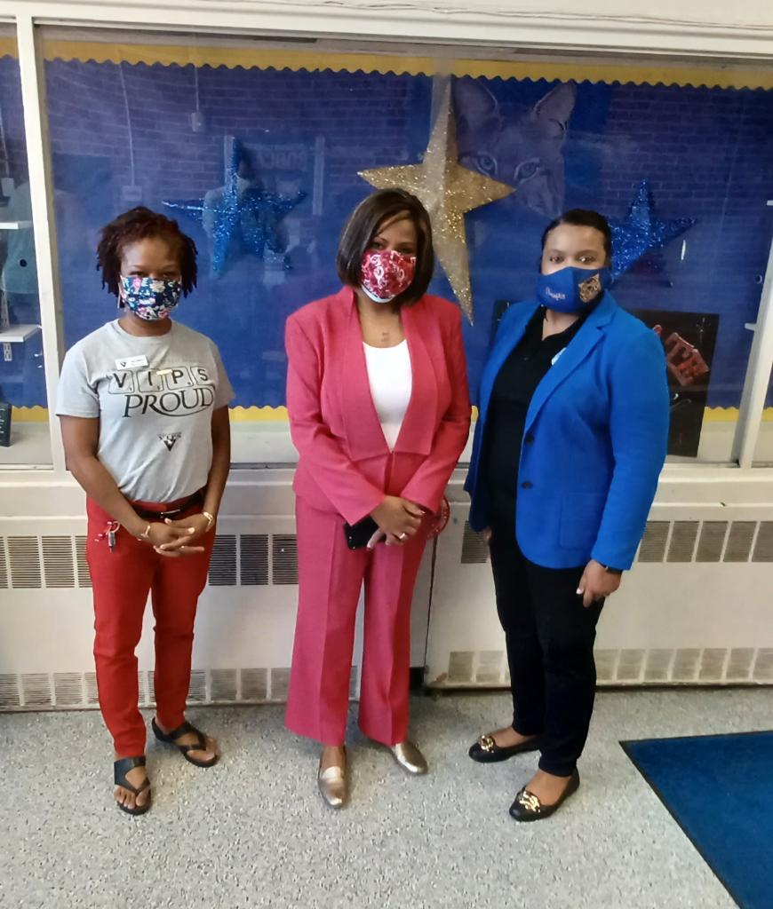 VIPS_BR's tweet photo. Thank you to Mayor-President Sharon Weston Broome and members of the Kiwanis Club of Baton Rouge for coming out to greet students on their first day back at Buchanan Elementary. These helpful volunteers made our students feel so special. https://t.co/GQqMSOGQ1u