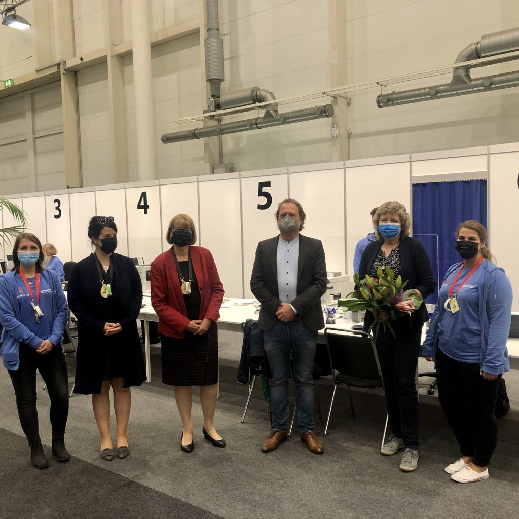 Erst der Antrag, dann die Blumen: Staatsrat von Vogel hat heute die 50.000. Kundin im Sonderkundenzentrum in den #Messehallen begrüßt. Das zusätzliche Angebot zur Beantragung und Ausgabe von Ausweisdokumenten bleibt noch bis zum 31. August bestehen. hamburg.de/bwfgb/15338608…