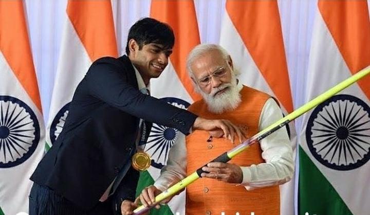 Divyanshd13's tweet photo. Modi ji: यह तो मुझसे लंबी फेंक लेता है! 
#NeerajChopra 
#NeerajChopra https://t.co/29RI6L07PN