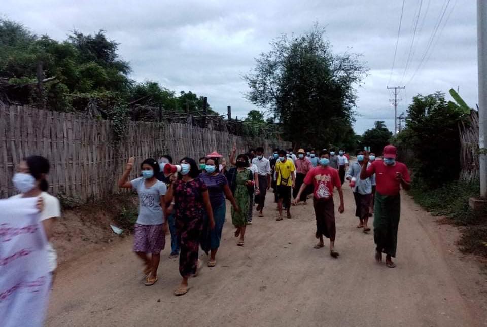 Myanmar_Now_Eng's tweet photo. In a village in Yinmarpin Township, Sagaing, locals' protests against Myanmar's military dictatorship continued today (Aug 17) despite the army conducting raids in villages in the area.  

Photos: CJ 

#WhatsHappeningInMyanmar https://t.co/ni43GpOiDT