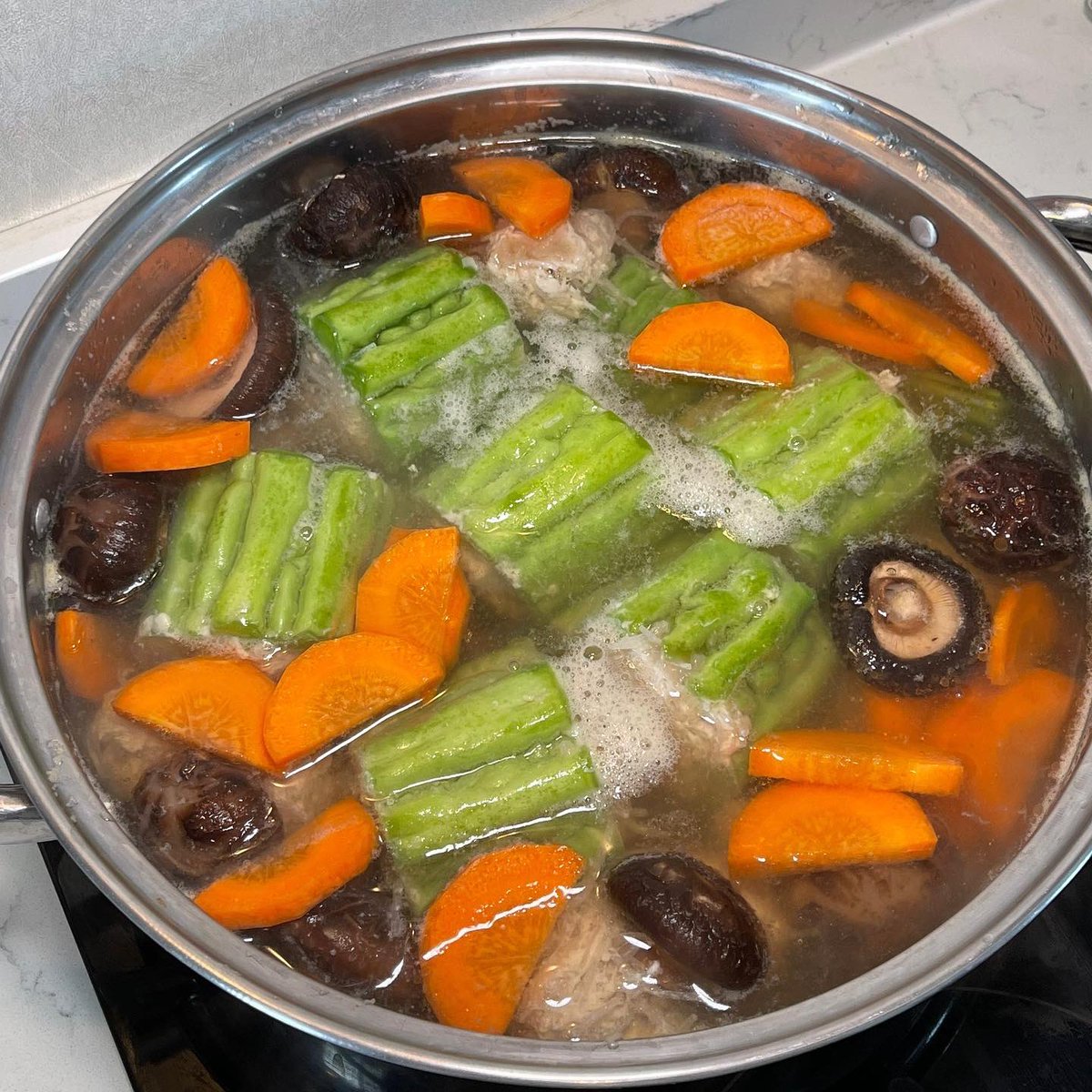 Eatleklek's tweet photo. แกงจืดมะระยัดไส้อกไก่วุ้นเส้น เค้าว่าเคล็ดลับต้มให้มะระไม่ขม คือต้องเอาขาวๆตรงกลางมะระออกให้หมด ลูบเกลือแช่ทิ้งไว้ 10-15 นาที และล้างเกลือออกค่อยเอาไปต้ม เวลาต้มอย่าคน ต้มไปเรื่อยๆ 40 นาทีจนนิ่ม สรุปไม่ขมจริงด้วย อร่อย ปลื้มมาก https://t.co/AkG4m0KO49