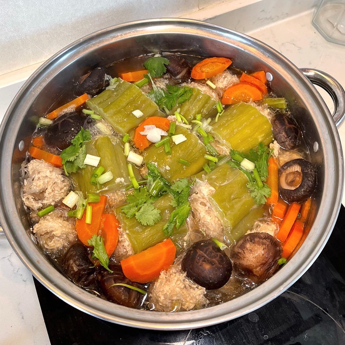 Eatleklek's tweet photo. แกงจืดมะระยัดไส้อกไก่วุ้นเส้น เค้าว่าเคล็ดลับต้มให้มะระไม่ขม คือต้องเอาขาวๆตรงกลางมะระออกให้หมด ลูบเกลือแช่ทิ้งไว้ 10-15 นาที และล้างเกลือออกค่อยเอาไปต้ม เวลาต้มอย่าคน ต้มไปเรื่อยๆ 40 นาทีจนนิ่ม สรุปไม่ขมจริงด้วย อร่อย ปลื้มมาก https://t.co/AkG4m0KO49