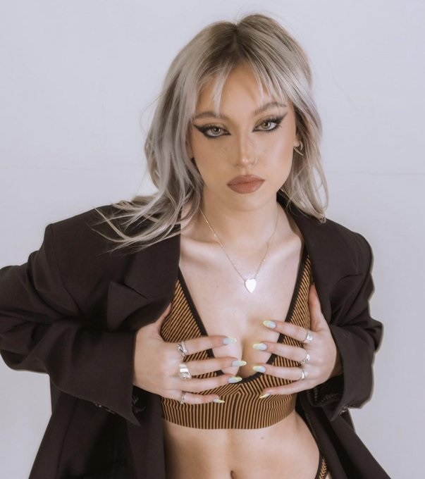 rhubatkabrasil's tweet image. veste ou rasga, versão Riley Hubatka a thread;