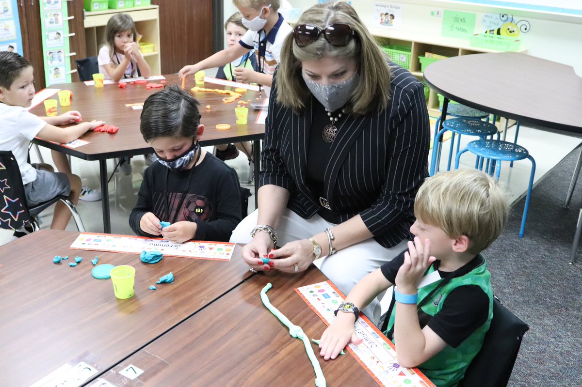 TomballISD's tweet photo. Welcome Back, students!
It’s always fun when Superintendent @m_salazarzamora makes surprises visits to classes on the First Day of School! #TomballFirstDay https://t.co/IwCmF8eGNh
