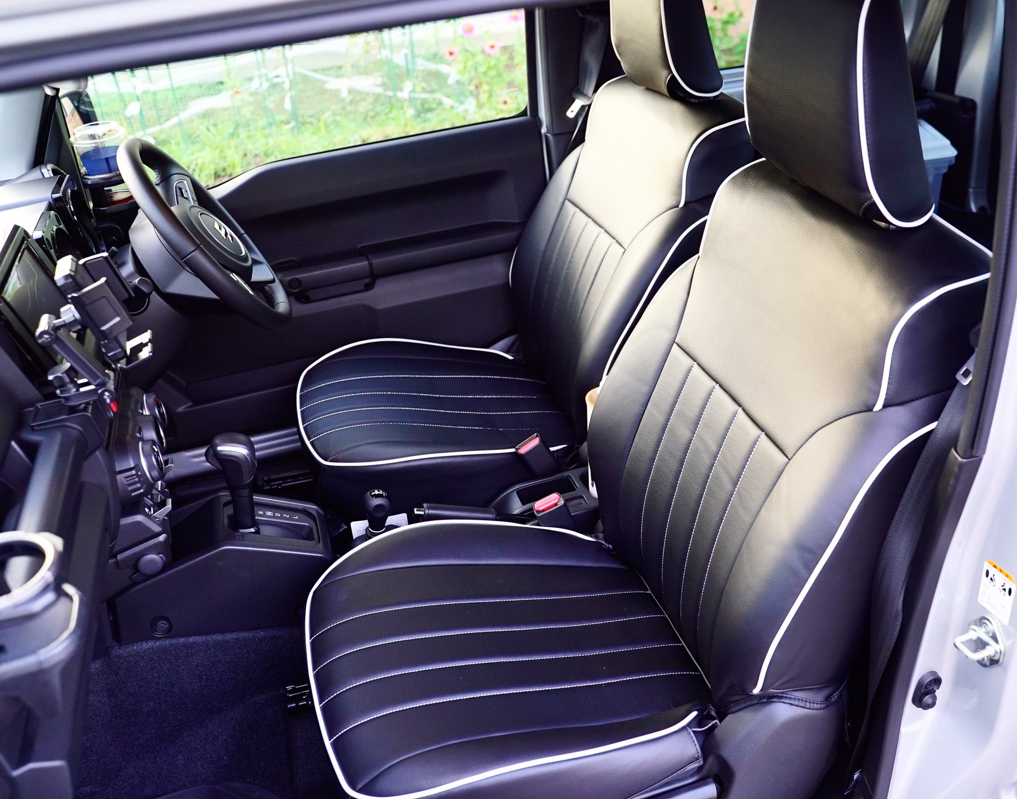 ジムひこ Jb74 シートカバー装着完了してました 大変だったけど思ってたよりもマシだったかも 前回投稿したときに 蒸れるから嫌 と謎にネガティブコメントしてきた人いたけど 今のところ そんな風に感じたことない ジムニー ジムニーシエラ