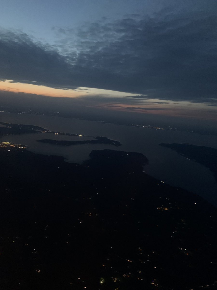 flybyday63's tweet image. Night landing into New York JFK.
#B777 #BA179 #GE90