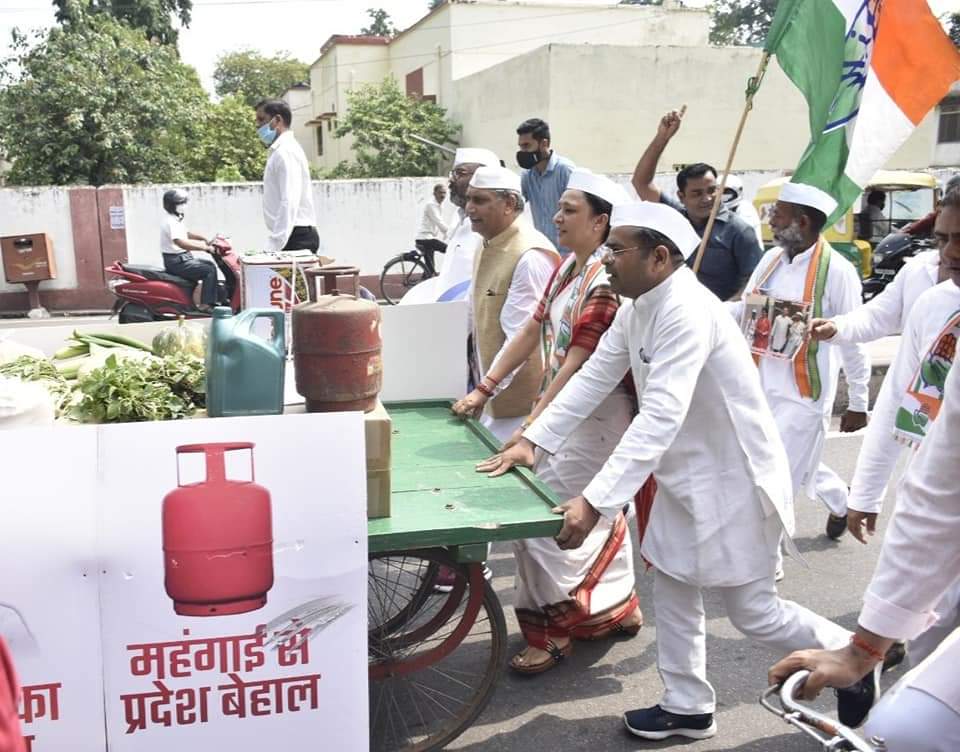 MissionGOI's tweet photo. आज महंगाई, बेरोजगारी, किसानों की दुर्दशा, कोरोना की दूसरी लहर में हुई दिक्कतें उप्र के सबसे बड़े मुद्दे हैं।

प्रदेश की जनता भी इन मुद्दों पर सरकार से सुनना चाहती है । https://t.co/L3iTlUZPPp