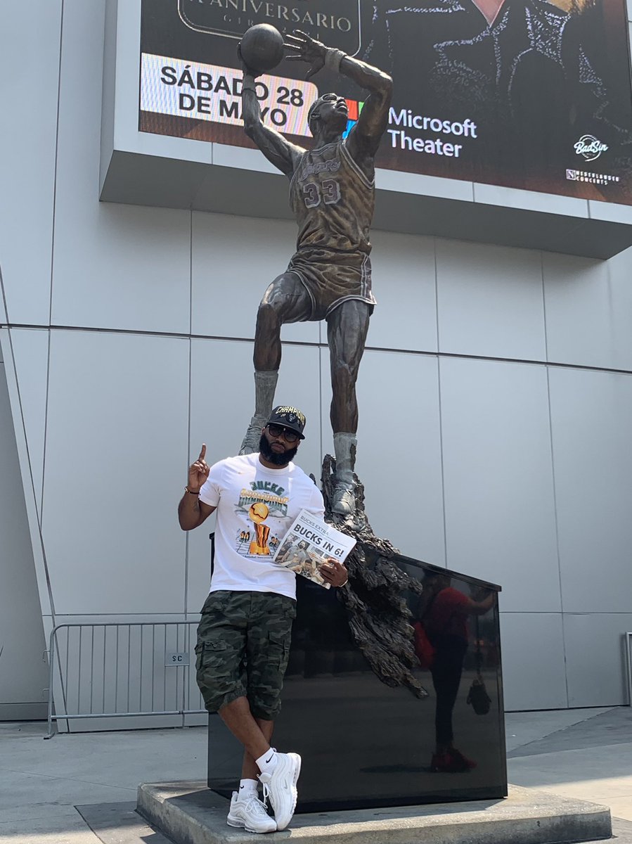 cooly_roc's tweet photo. Pops was out in LA and wanted to give a friendly reminder of who’s the best team in the league right now. We move #BucksIn6 #FearTheDeer https://t.co/HmzJ6zJeJc