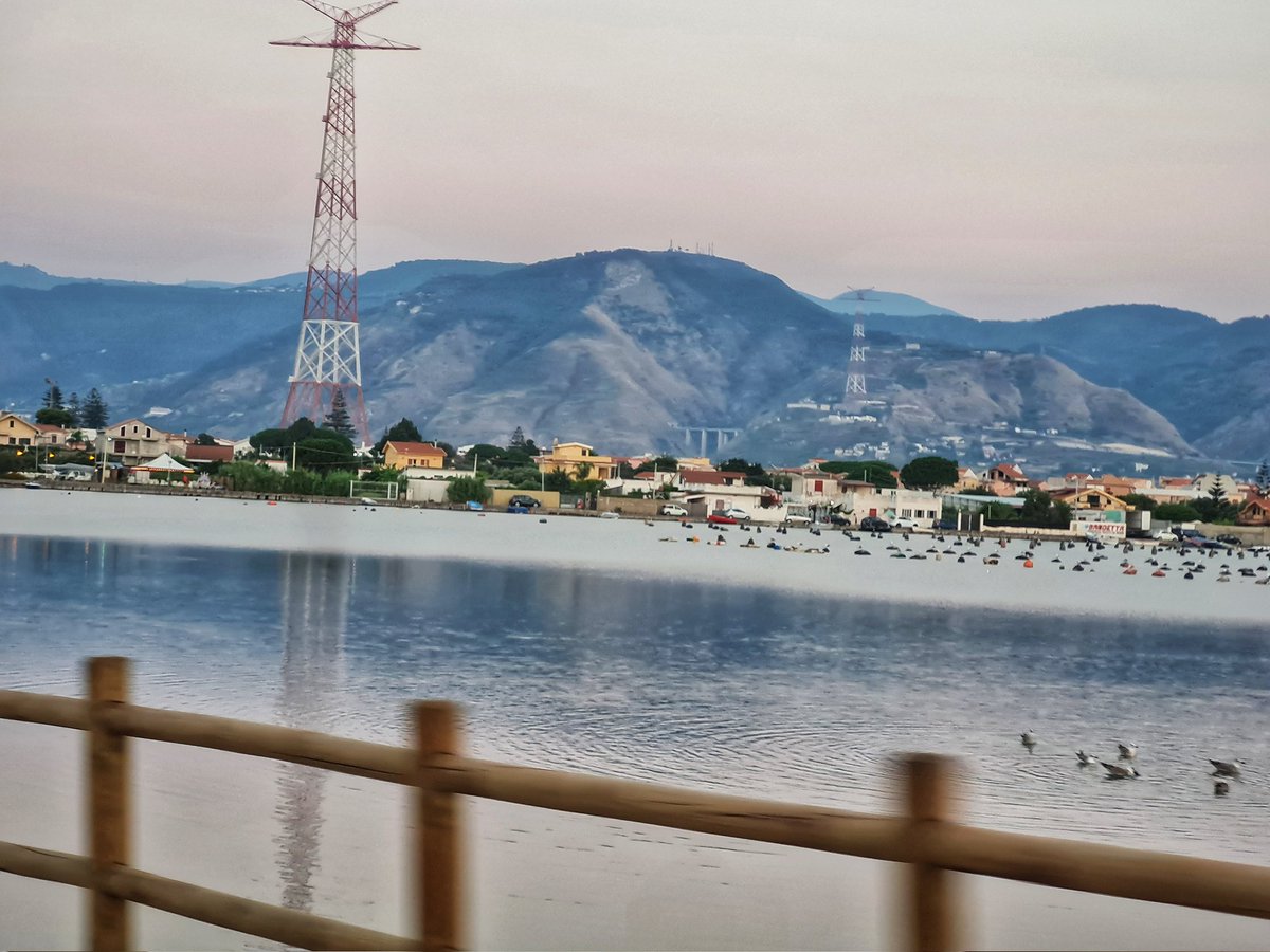 viaggimperfetti's tweet photo. Due laghi costieri collegati al mare e tra loro da canali, due borghi marinari, Torre Faro e Ganzirri, un traliccio in disuso, oggi icona e simbolo, il #Pilone sullo #StrettodiMessina. Un grande patrimonio naturalistico e culturale. È la Riserva di Capo Peloro. È casa.
#sicilia https://t.co/hTuK0Oi2mh