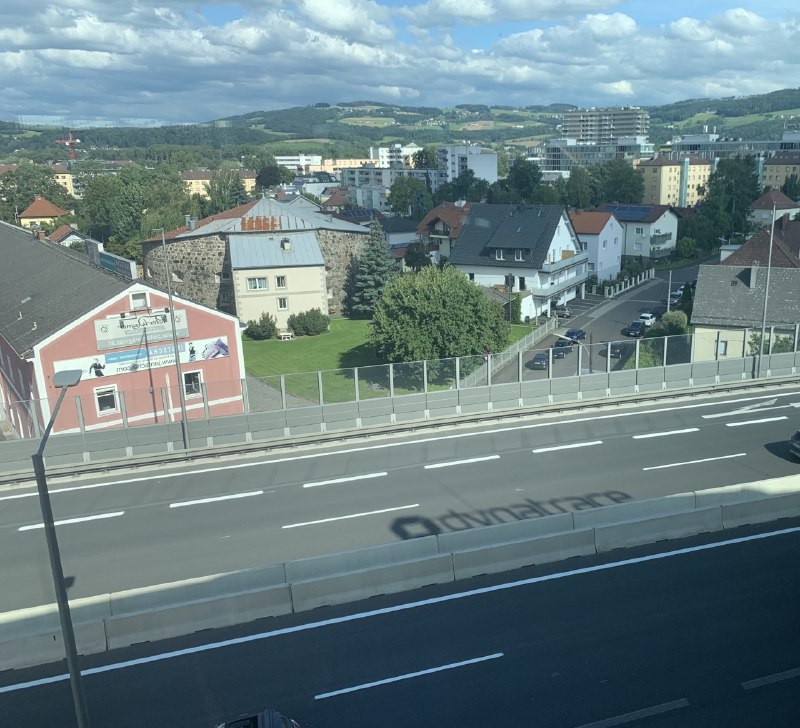 MartinGoodwell's tweet photo. Highway signage. Not just on top of the building, but on the highway - really😅👌
@Dynatrace https://t.co/DGFqlOjJ4Z