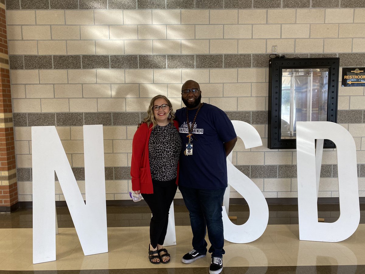 MrGarrettChoir's tweet photo. Convocation with my bestie, @JodonChoir!! @SHSChoirGuitar @NISDBearChoir @NISDSTEVENS @NISDBrennan #ChoirFamBam 
💛🖤❤️🖤 @NISD_FineArts @NISD #NISDReunited https://t.co/M1O01sI40M