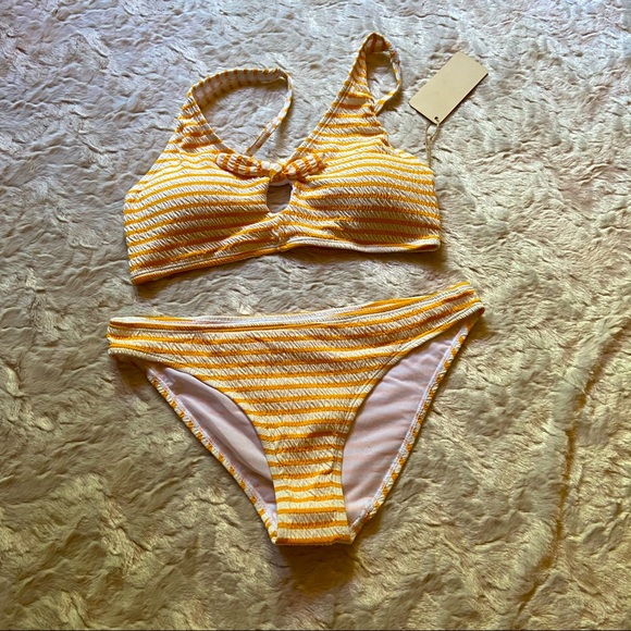 mt_mermaid's tweet photo. So good I had to share! Check out all the items I'm loving on @Poshmarkapp from @BeccaPosh #poshmark #fashion #style #shopmycloset #toryburch #cabanadelsol #dolcegabbana: https://t.co/BraxSfN6h7 https://t.co/d98m9AKOJ1