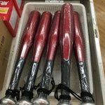 「サーモンバット」なんの罪も無い鮭を撲殺する為だけの棒。ホームセンターや釣り具店にある pic.tw…