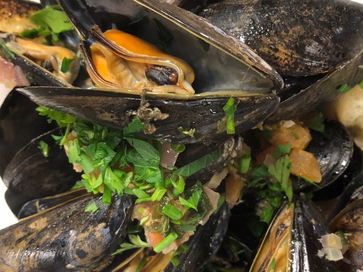 #peimussels #greatflavours #fresh #seafood #eastcoast #garlic #whitewine #gardenherbs #itgetsevenbetter #friendsandfamily night #girlsnightout #funforever #local