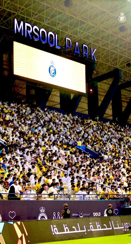 ANassr11's tweet photo. #الناقل_يحجب_مدرج_النصر .. للأسف !!
لم نرى جمال مدرج الشمس #العالمي إلا عبر كاميرات مصورين داهل الملعب ، هل هذا يُعقل ؟
من حقك يكون لك ميول .. 
او حتى حسرة على ملعبك السابق !!
لكن مو من حقك إطلاقاً وابداً أن تحجب شمساً سطعت في العاصمة ليلاً .. اتمنى العدالة يا الناقل 🖐🏻 https://t.co/ssnCJBHtZl