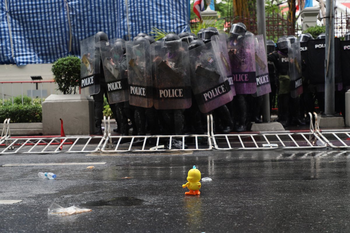 Thalu Fah protesters splashed pink paint into the National Police Headquarters Tuesday afternoon. #ม็อบ17สิงหา