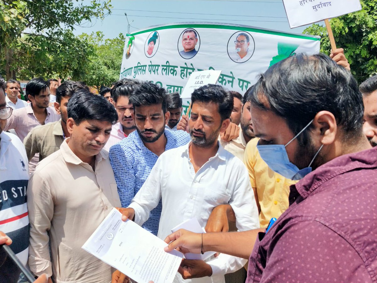 chokarg's tweet photo. इनेलो की स्टूडेंट ऑर्गनाइजेशन ISO ने सिरसा में आज कांस्टेबल भर्ती का पेपर लीक होने को लेकर सरकार के खिलाफ रोष प्रदर्शन किया और डीसी के माध्यम से महामहिम राज्यपाल जी के नाम ज्ञापन सौंपा @AbhaySChautala @OfficialINLD @iso4student @Naferathi @Achautala @RamanDhaka @Renurana10 https://t.co/kI7hkqSOA0