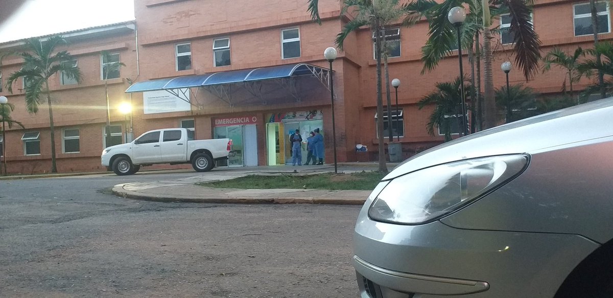 Urgente
Area de covid del hospital central de Valencia se que da sin oxígeno, pacientes mueren sin poder hacer nada por ellos
Auxilio <a href="/rafaellacava10/">Rafael Lacava</a>  en este momento estamos en medio de llantos y lamentos de los familiares muchos pacientes en estado crítico