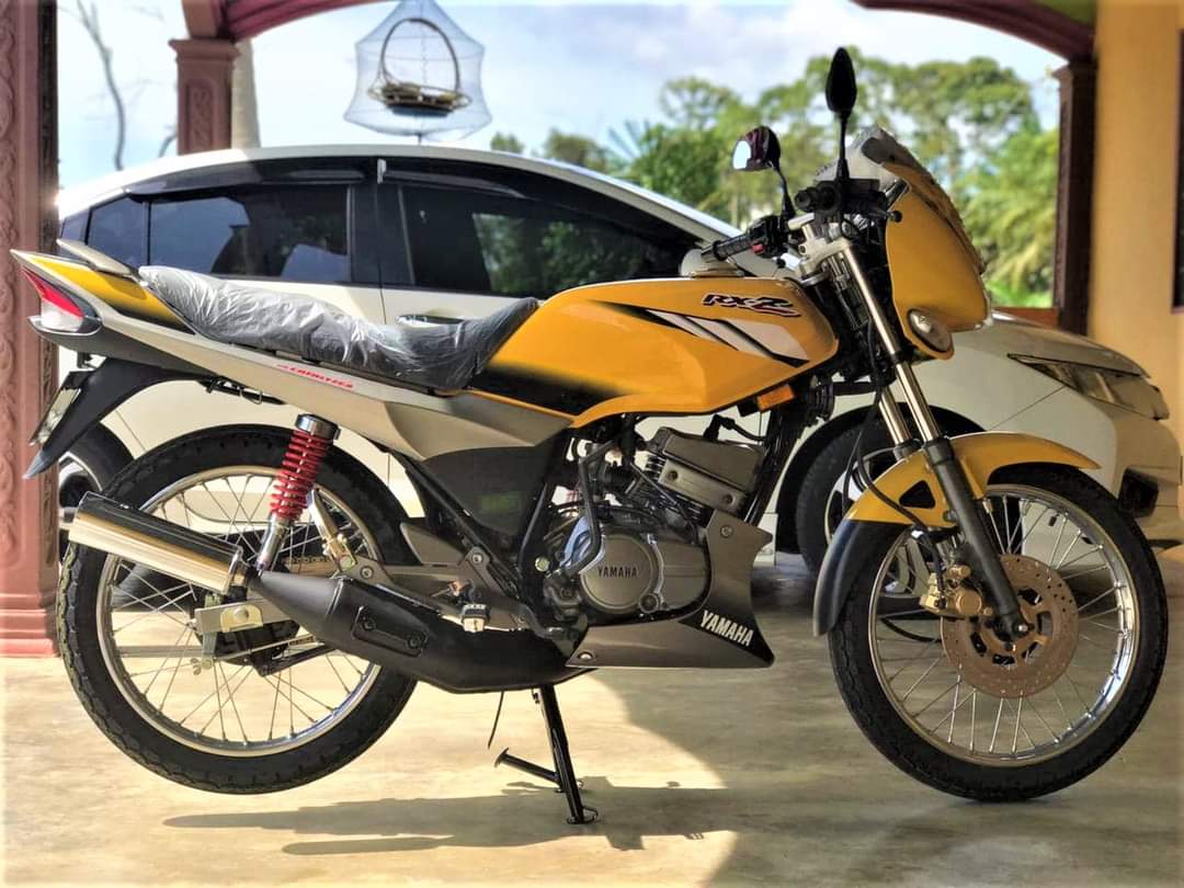 BikersRanger's tweet photo. Arwah abang owner motor ni kemalangan 10 tahun dahulu. kini beliau adiknya restore menjadi Yamaha RXZ Catalyzer ! Biar jentera mengubat rindu ! ‼️🙌
credit idrs ishk
#thebikersranger #bikersranger #TBRraretrok #SangapThrottle #yamaha #rxz135 #rxz #ycls https://t.co/aJoR8jteL0