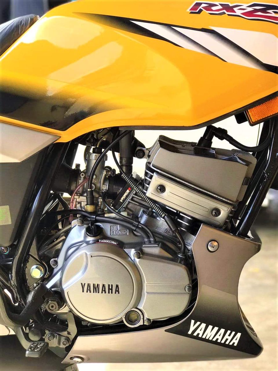 BikersRanger's tweet photo. Arwah abang owner motor ni kemalangan 10 tahun dahulu. kini beliau adiknya restore menjadi Yamaha RXZ Catalyzer ! Biar jentera mengubat rindu ! ‼️🙌
credit idrs ishk
#thebikersranger #bikersranger #TBRraretrok #SangapThrottle #yamaha #rxz135 #rxz #ycls https://t.co/aJoR8jteL0