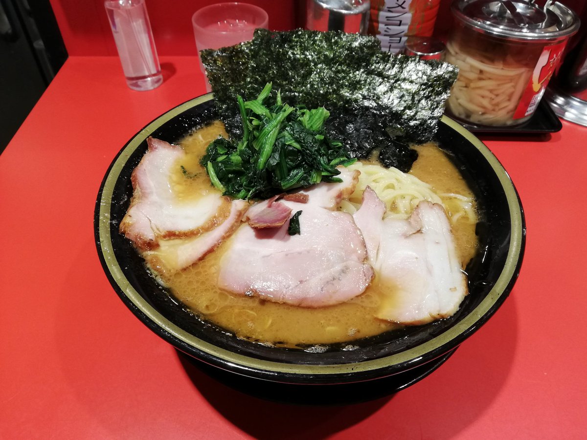 ブレード三太夫 蒲田工学院通りラーメン環2家で横浜家系チャーシューメンなのだ 行列で吉村家直系店なので人気あるのだ チャーシューは分厚いし ほうれん草いっぱい 海苔3枚 濃厚醤油豚骨スープでうまいのだ 途中特製 にんにく 無臭にんにくなど 味変