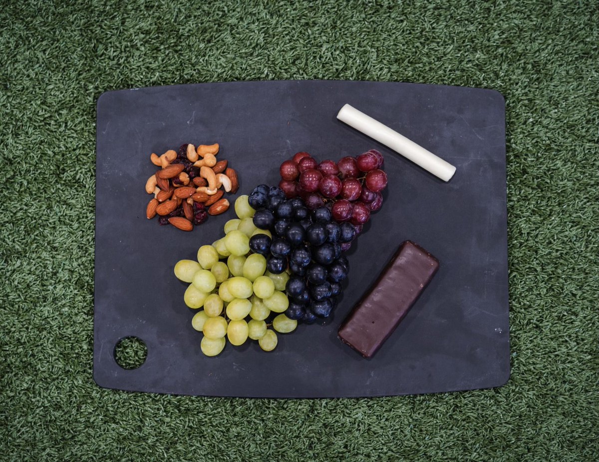 #sponsored: On-the-Go Fuel for the Busy athlete: Pair 1 cup of @grapesfromca with your favorite trail mix, low-fat string cheese, or protein bar! Grapes are a high-quality carbohydrate full of antioxidant factors that prevent oxidative stress and enhance athletic performance.
