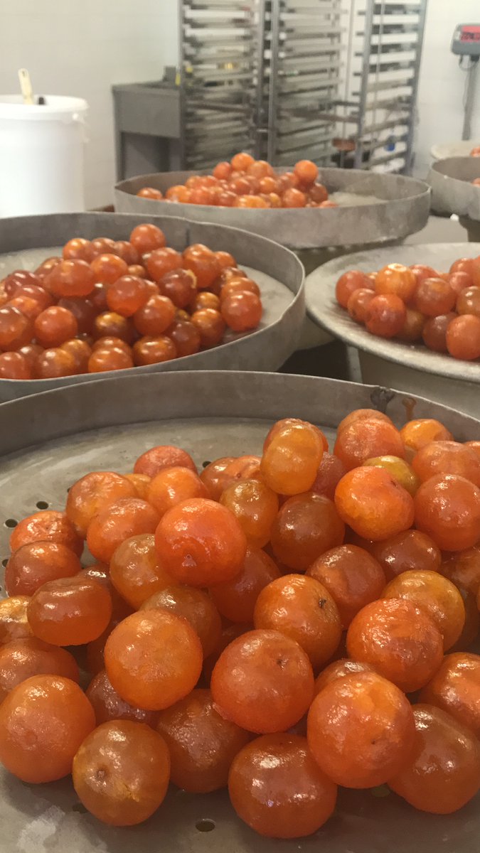 Maisonflorian's tweet photo. Sur des glaces, dans des gâteaux, ou macérées dans l'alcool, nos clémentines confites se dégustent toute l'année 🍊 #Provence #clémentines #CotedAzurFrance #100ansFlorian #artisanat https://t.co/6IhoaSVekb