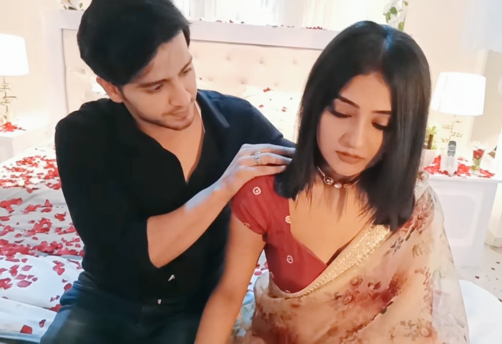 ishqaan1234's tweet photo. How did it go from massaging shoulders to hands 🤭🥺😭✨❤️😍💞👌🌚🥺🧿🙏🔥🤭💞🤣🥲😍
#ishkparzornahi
#FansWantIPZN2 
#ishqaan
#parakshita https://t.co/zKZm3YOJaT