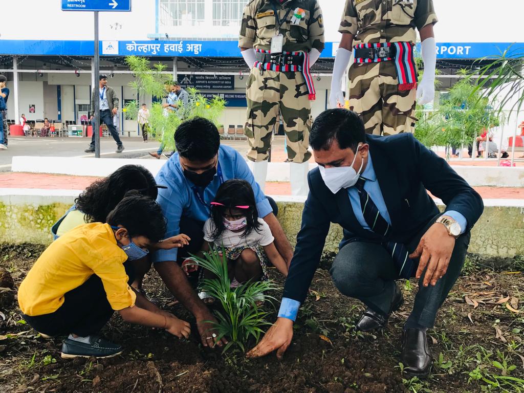 aaikolhaairport's tweet photo. Tree🌲 plantation done by children of AAI's stakeholders at Kolhapur Airport as a part of Azadi Ka Amrit Mahotsav on 75th Independence Day.
@aairedwr @AAI_Official @MoCA_GoI @CollectorKolha1 @allianceair @IndiGo6E @FlyTruJet https://t.co/OIGezqiS8b https://t.co/jqazwwaUht