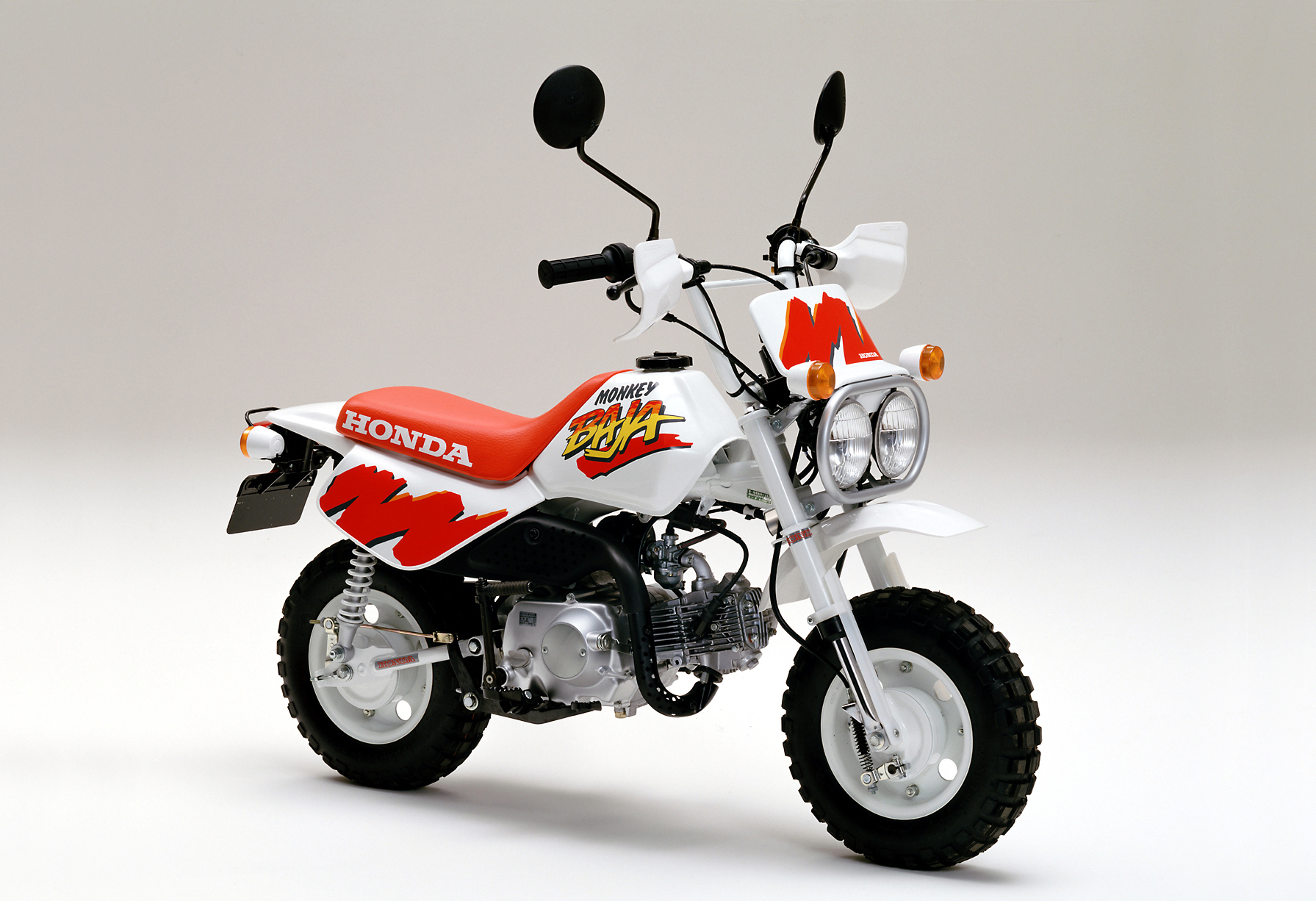 Honda History 歴代ホンダバイク 1990年代 Monkey Baja 91 1991年2月 レジャーバイク モンキー に遊びごころいっぱいのオフロー ド装備を採用した モンキーbaja をタイプ追加し発売 空冷4サイクル単気筒ohc 排気量49cc 最高出力3 1ps 7 500