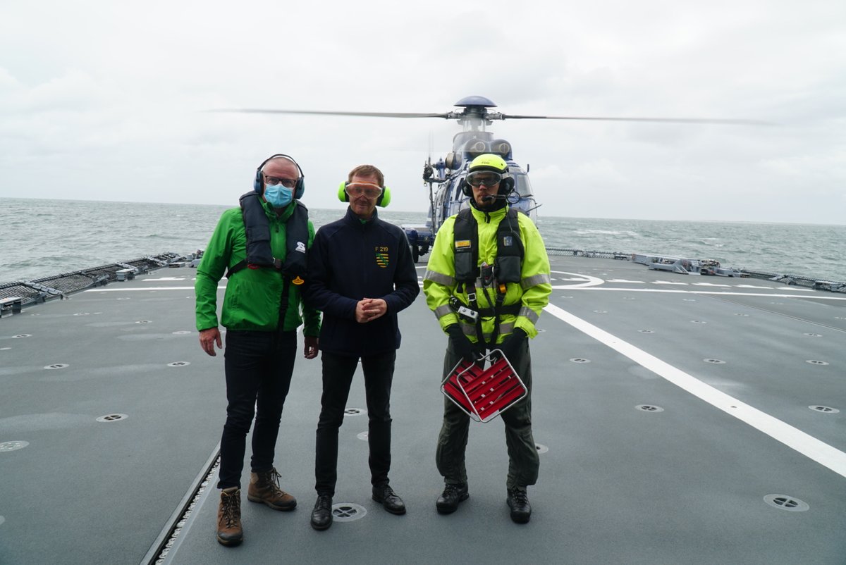 Am 16. August besuchte Michael Kretschmer, Ministerpräsident des Freistaats #Sachsen|s, die gleichnamige #Fregatte. In Begleitung des Bürgermeisters von Marienberg, André Heinrich, besichtigte er das Schiff und sprach mit der Besatzung. <a href="/SachsenDe/">Sächsische Staatskanzlei</a> @Flotilla_2 #DeutscheMarine