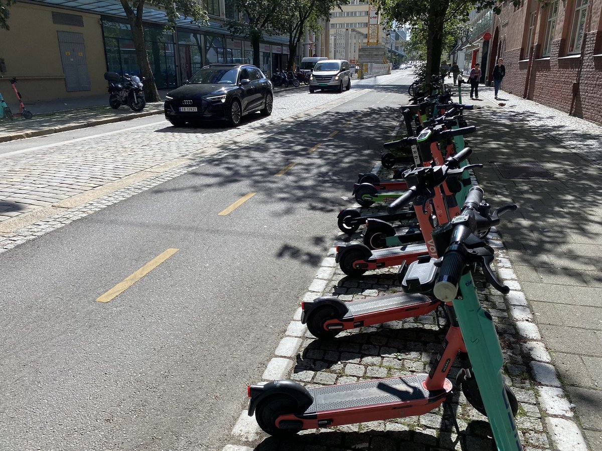 SVKerim's tweet image. Her er det kjekt med sparkesykkel, men byene mangler sykkelstier! Hvis politikerne mener alvor med gå og sykkelbyen bergen må vi få fart på utbyggingen av trygge adskilte sykkelveier igjennom sentrum og ut til alle bydelene #byutvikling #kmby #beby @rvalhammer @emtvinner
