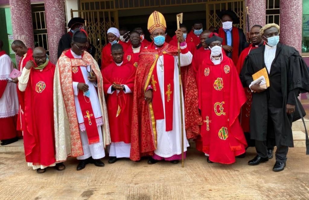 Bridget_Otoo's tweet photo. Update: The reverend minister is the legal counsel for GES, Ashanti region he ironically is part of the disciplinary committee of GES.  He writes all letters for GES in the Ashanti Region.
His image is what u see there. In his wig next to the Bishop. https://t.co/pzHwFOPRS9