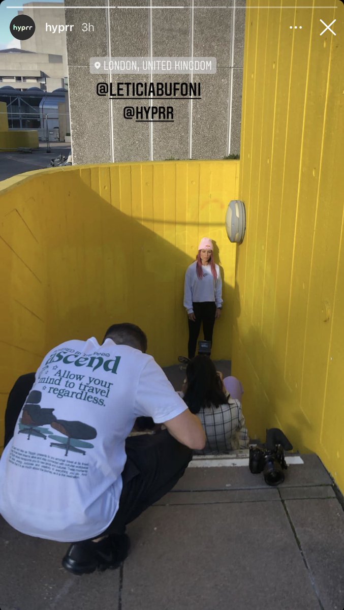 SamuelHilder2's tweet photo. Who is watching the signals? ⁦@LeticiaBufoni⁩ having photos taken for ⁦@hyprrsocial⁩ 

This is huge!

#hyprr #leticiabufoni #skateboarders #skateboarding #skateboard #createearnown #london https://t.co/15JTTEFBoy